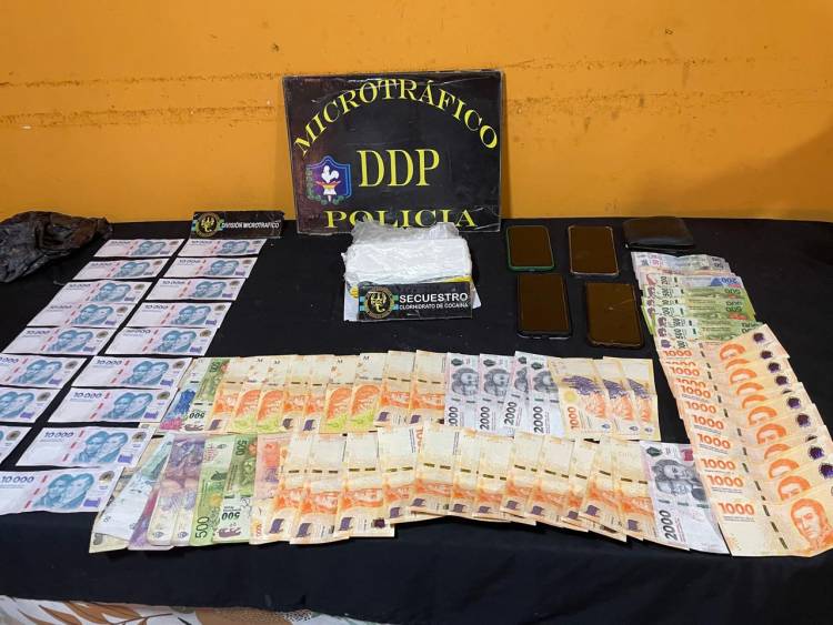 ANTINARCÓTICOS INCAUTAN DROGA, DINERO EN EFECTIVO Y UN CELULAR EN ALLANAMIENTO