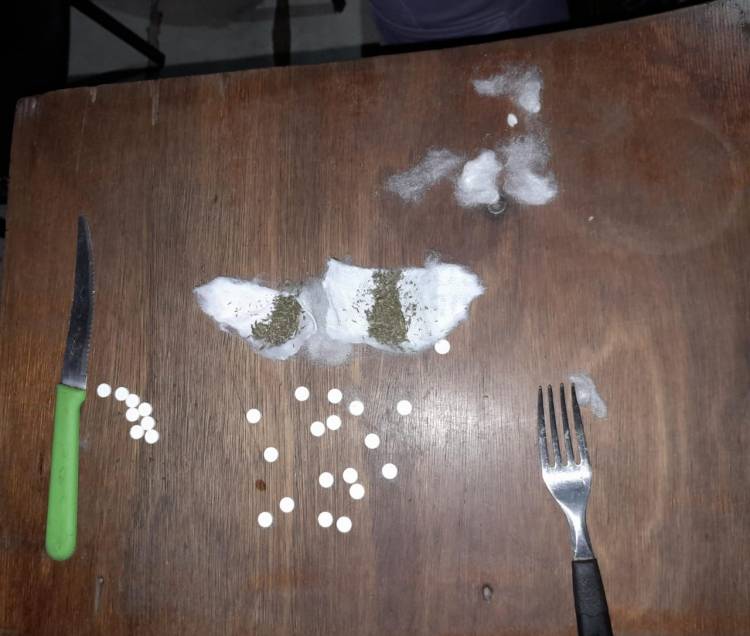 UNA MENOR INTENTÓ PASAR DROGA A DETENIDO, PERO FUE DESCUBIERTO