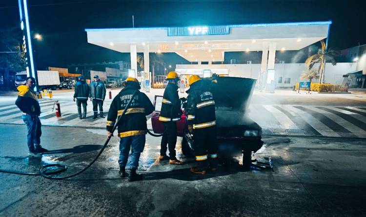 VILLA ÁNGELA: UN AUTO SE PRENDIÓ FUEGO EN UNA ESTACIÓN DE SERVICIOS 