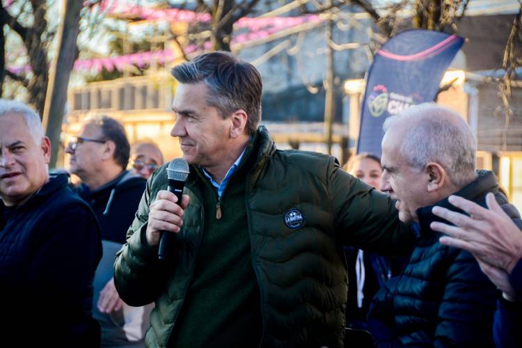 EL GOBERNADOR ZDERO INAUGURÓ NUEVAS CUADRAS DE PAVIMENTO EN El BARRIO SAN MIGUEL DE RESISTENCIA