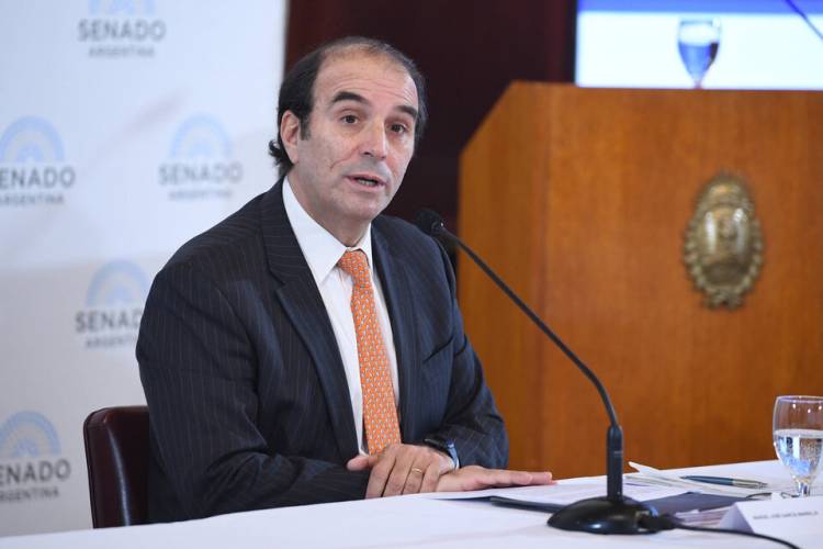 UN CUESTIONADO CANDIDATO A CORTESANO CON MÁS EVASIVAS QUE DEFINICIONES 