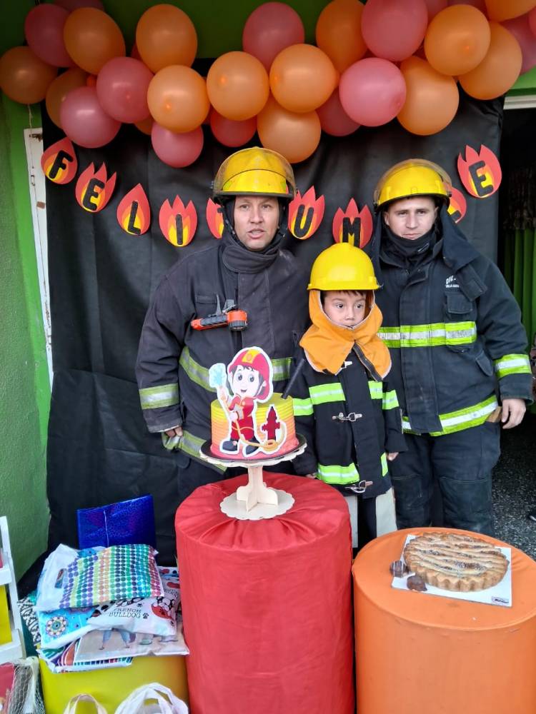 VILLA ÁNGELA:  BOMBEROS FESTEJARON EL CUMPLEAÑOS DE GABRIEL