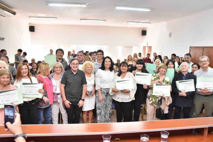 EN EL MES DE LA EDUCACIÓN, DIPUTADOS BRINDARON UN RECONOCIMIENTO A DOCENTES