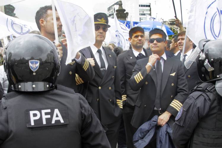PILOTOS, TRIPULANTES Y TRABAJADORES DE CARGA SE MOVILIZARON CONTRA LA PRIVATIZACIÓN DE AEROLÍNEAS ARGENTINAS