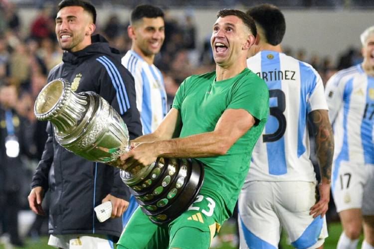 EL DIBU MARTÍNEZ ACEPTÓ LA SANCIÓN QUE LE IMPUSO LA CONMEBOL