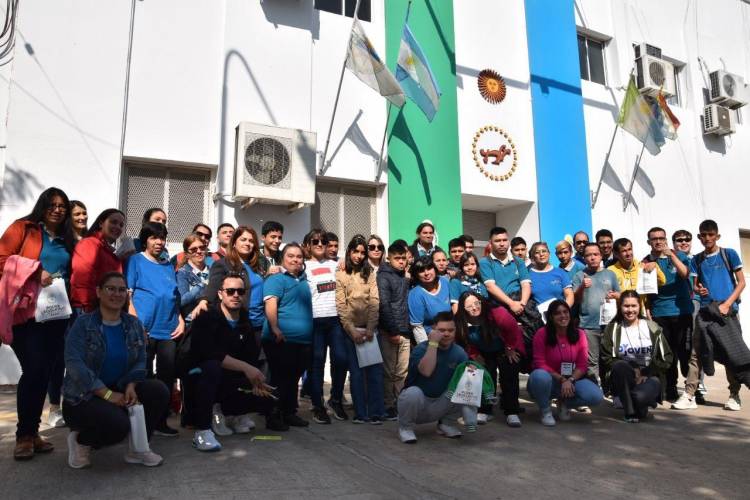 ALUMNOS DE LA UEGP 143 VIAJARON DESDE SÁENZ PEÑA PARA COMPARTIR Y APRENDER DN LA LEGISLATURA SIBRE LEYES Y LA VIDA EN DEMOCRACIA
