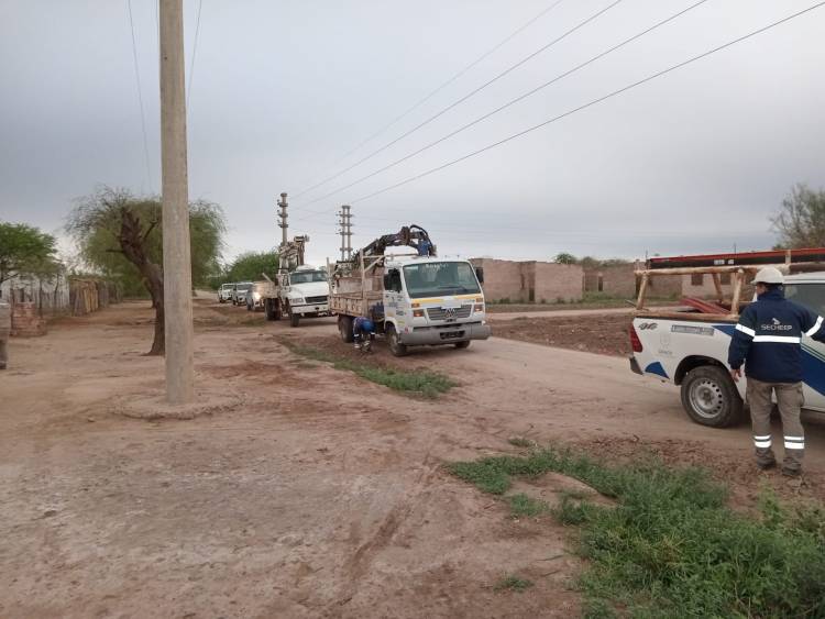 CASTELLI: SECHEEP ELIMINA CONEXIONES IRREGULARES Y MEJORA LA RED ELÉCTRICA EN LAS CHACRAS 65 Y 71