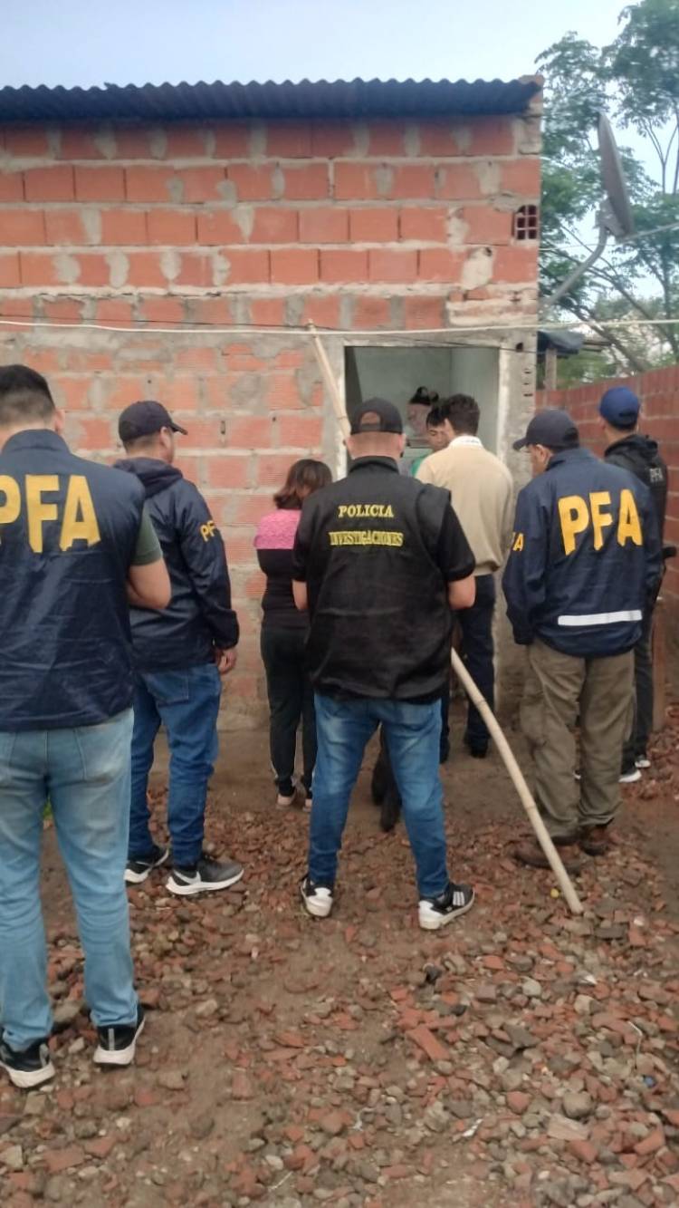 ALLANARON UN DOMICILIO, SECUESTRARON DOS CELULARES UTILIZADOS PARA ESTAFAS Y UNA PLANTA DE MARIHUANA
