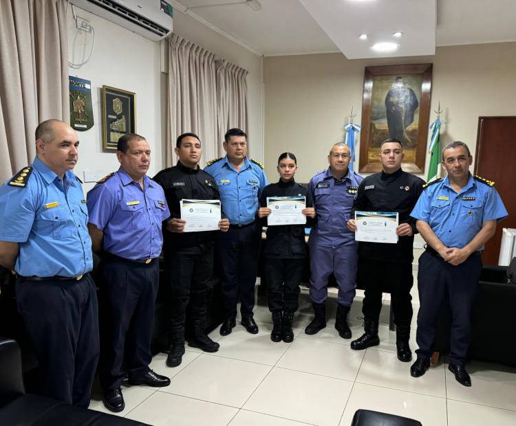 LA CÚPULA POLICIAL RECIBIÓ Y FELICITÓ A PERSONAL DE BOMBEROS QUE FINALIZO CON ÉXITO UN CURSO DE EXPLOSIVOS EN LA PROVINCIA DE RIO NEGRO