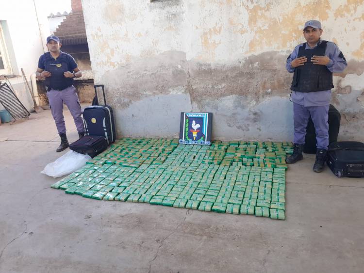 LOS DEMORADOS CON LAS HOJAS DE COCA CIRCULABAN EN UN AUTO BUSCADO POR ROBO DESDE EL AÑO PASADO