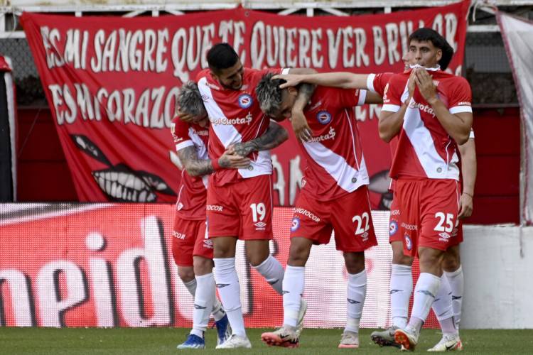 LIGA PROFESIONAL: ARGENTINOS HOMENAJEÓ A DIEGO CON UNA GRAN VICTORIA ANTE TALLERES 