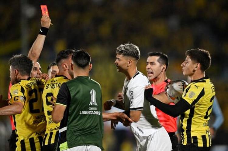 EXPULSADOS, VARIOS GOLES Y UN PEÑAROL MUY DIGNO EN LA OTRA SEMI DE LIBERTADORES