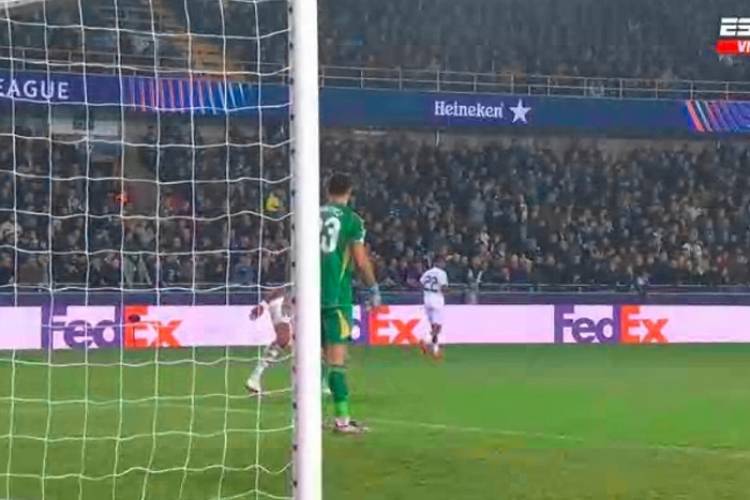 EL INSÓLITO PENAL QUE ROMPIÓ EL INVICTO DEL DIBU MARTÍNEZ EN LA CHAMPIONS LEAGUE