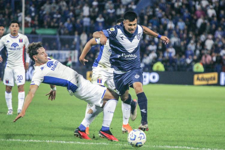 LIGA PROFESIONAL: VÉLEZ FESTEJÓ EN LINIERS Y QUEDÓ SOLO ARRIBA