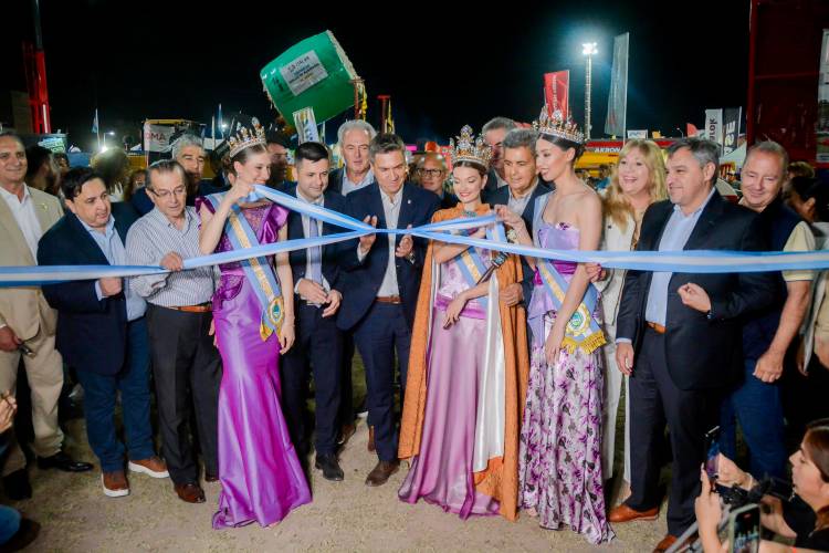 SÁENZ PEÑA: EL GOBERNADOR ZDERO INAUGURÓ LA 31° FIESTA NACIONAL DEL ALGODÓN,