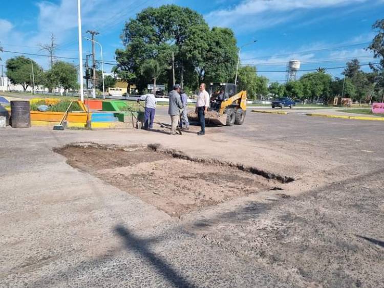 LA MUNICIPALIDAD DE VILLA ÁNGELA CONTINÚA CON LOS TRABAJOS DE BACHEO EN DIVERSOS SECTORES DE LA CIUDAD