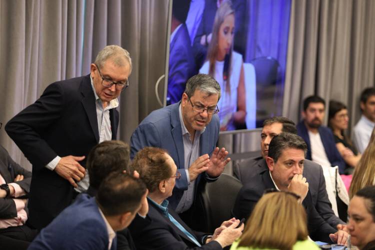 LOS GOBERNADORES PIDEN SU MIGAJA DEL PRESUPUESTO