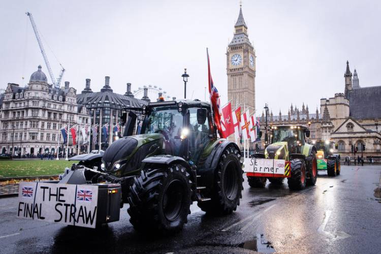 MILES DE AGRICULTORES PROTESTAN EN LONDRES CONTRA EL IMPUESTO A LA HERENCIA