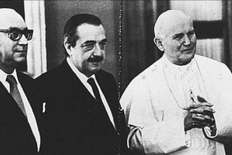 EX CANCILLERES EN CONTRA DE LA AUSENCIA DE FUNCIONARIOS ARGENTINOS EN EL VATICANO POR DECISIÓN DE MILEI 