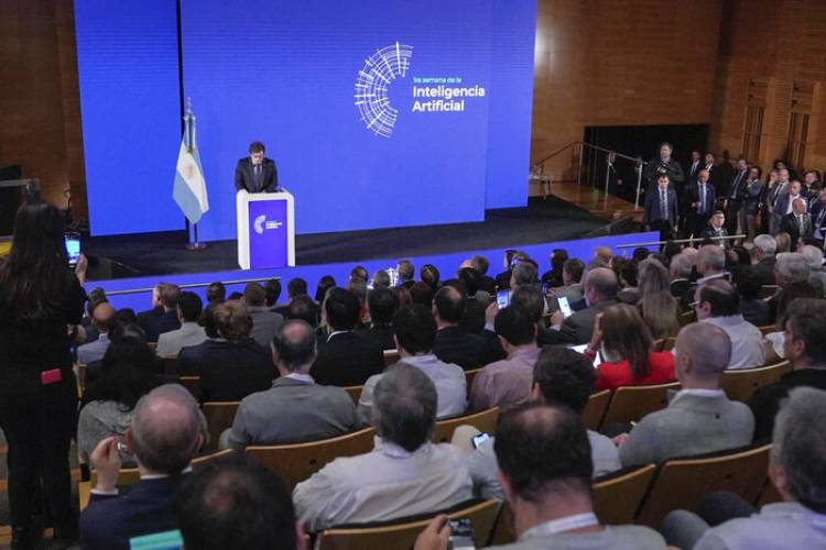 JAVIER MILEI FUE AL POLO CIENTÍFICO Y RECIBIÓ EL REPUDIO DE LOS INVESTIGADORES: “SU SOLA PRESENCIA DENOTA UN GRAN CINISMO”