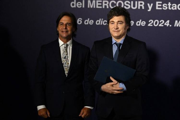JAVIER MILEI EN LA CUMBRE DEL MERCOSUR EN MEDIO DEL ESCÁNDALO POR LOS DÓLARES DE KUEIDER