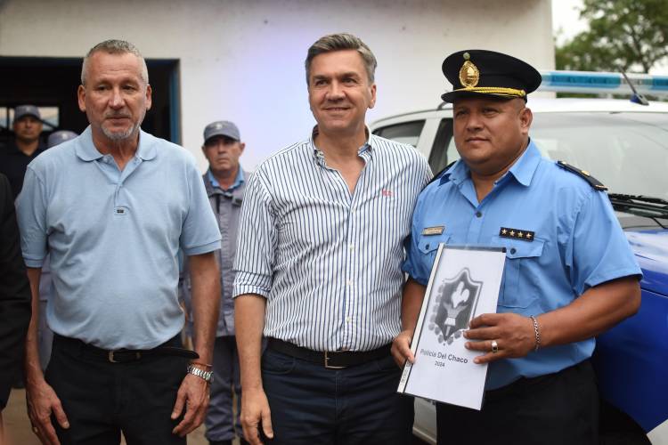 CONCEPCIÓN DEL BERMEJO: EL GOBERNADOR ZDERO ENTREGÓ PATRULLERO Y UNIFORMES PARA EL PERSONAL DE LA COMISARÍA