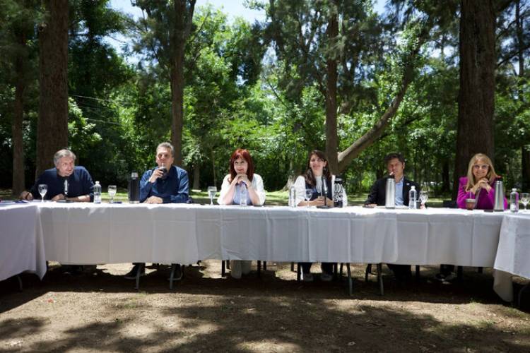 FOTO Y MENSAJE DE UNIDAD DEL PERONISMO: "HAY QUE ENFRENTAR CON RESPONSABILIDAD EL DESASTRE QUE ESTÁ HACIENDO MILEI"
