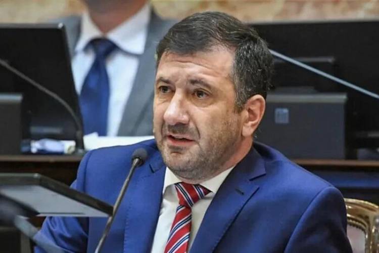 EL GOBIERNO BUSCA UNA SALIDA ELEGANTE PARA EDGARDO KUEIDER: APUESTA POR LA SUSPENSIÓN POR DOS MESES