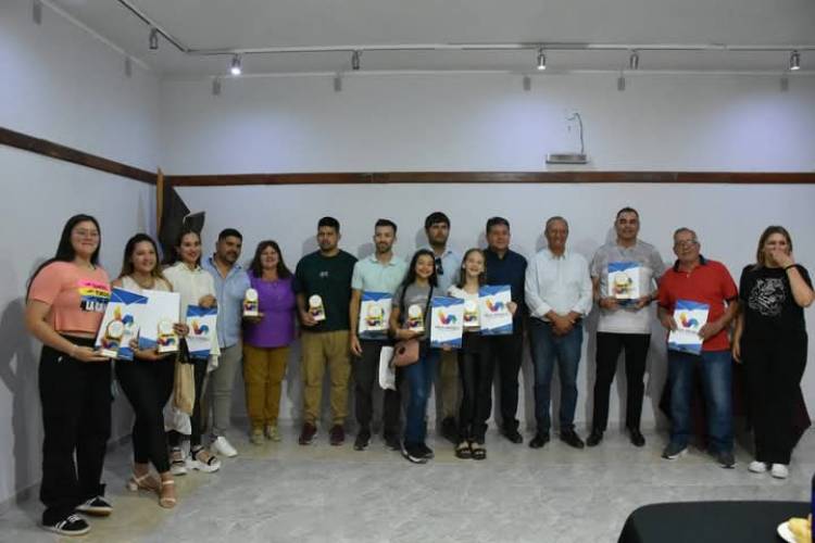EL INTENDENTE ADALBERTO PAPP ENCABEZÓ EL HOMENAJE A DESTACADOS DEPORTISTAS, ARTISTAS Y MÚSICOS EN LA CASA DEL BICENTENARIO