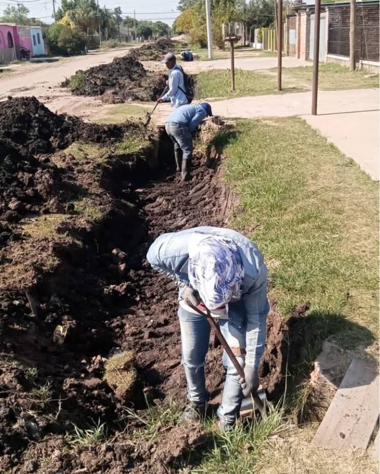 EL MUNICIPIO REALIZA LIMPIEZA DE CUNETAS Y ALCANTARILLAS EN EL SECTOR ESTE DE LA CIUDAD DE VILLA ÁNGELA