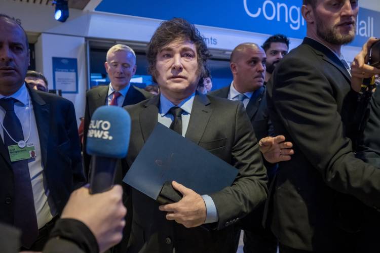 EL CLUB DE LA PELEA: JAVIER MILEI VUELVE A TENSAR LA CUERDA CON ESPAÑA AL CHICANEAR DE NUEVO A PEDRO SÁNCHEZ