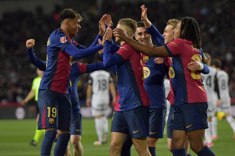 EL BARCELONA DE FLICK, EL EQUIPO QUE SE ARMA DE ADELANTE PARA ATRÁS