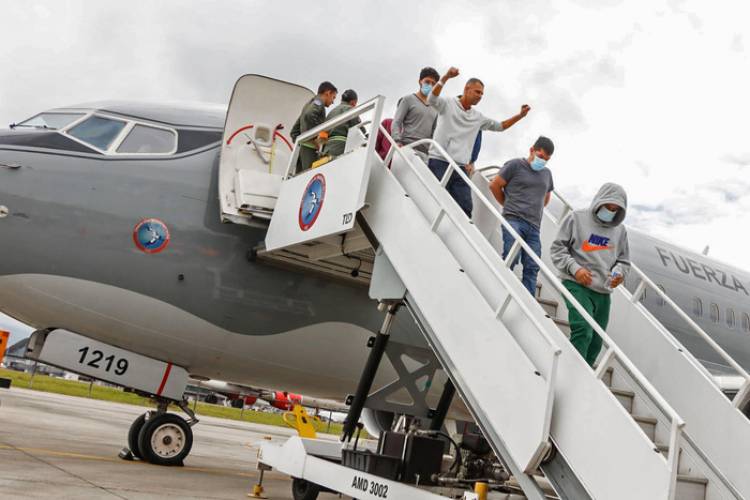 COLOMBIA RECIBIÓ "CON TRATO DIGNO" A 201 DEPORTADOS POR ESTADOS UNIDOS 