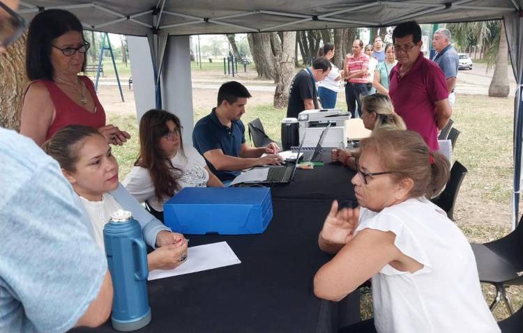 FONTANA: EL IPDUV REALIZÓ EXITOSO OPERATIVO DE TITULARIZACIÓN EN EL BARRIO 64 VIVIENDAS