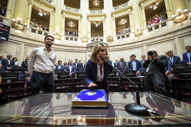STEFANÍA CORA JURÓ COMO SENADORA EN REEMPLAZO DE EDGARDO KUEIDER