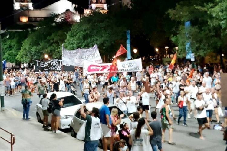 MASIVA MARCHA EN CONCEPCIÓN DEL URUGUAY POR EL CIERRE DE GRANJA TRES ARROYOS