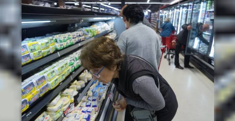 MENOS COMPRAS, CAMBIOS DE HÁBITO Y MAYOR OPTIMISMO EN CONSUMIDORES PARA 2025