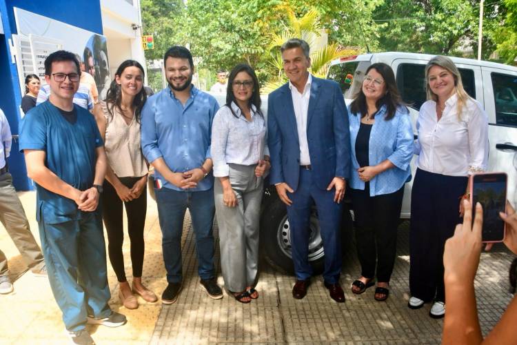 EL GOBERNADOR ZDERO ENTREGÓ A IPRODICH UN VEHÍCULO 4X4 PARA OPERATIVOS Y TRASLADOS DE PERSONAS CON DISCAPACIDAD
