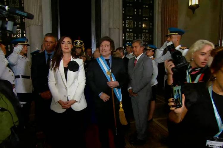 BAJO ENCENDIDO: EL INTERÉS POR LA PALABRA DE JAVIER MILEI CAE EN PICADA