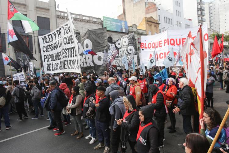 UNA CAUTELAR QUE IMPIDE QUITAR PLANES SOCIALES POR PROTESTAR CONTRA EL GOBIERNO