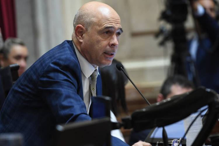 "SI EL SENADO LOS RECHAZA, NO DEBERÍAN SEGUIR" 
