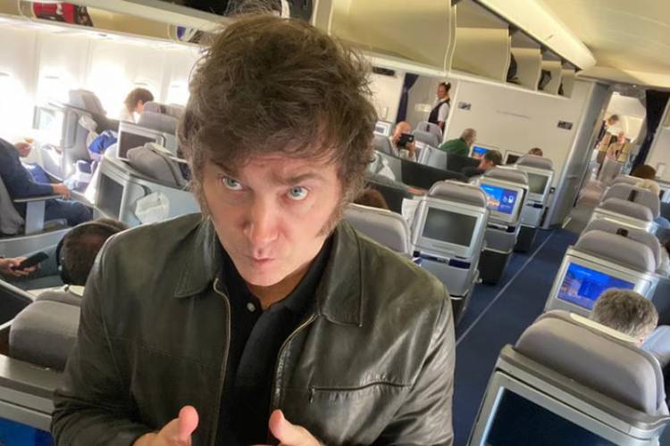 JAVIER MILEI SUMA MILLAS LEJOS DE ARGENTINA