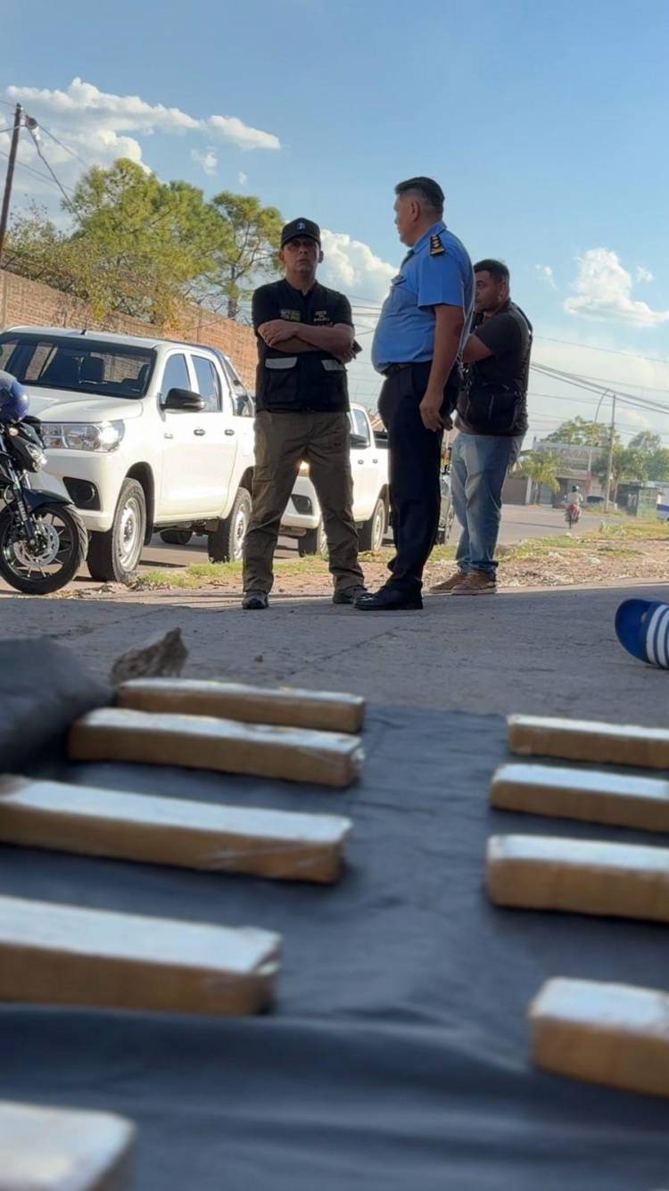 CON 15 PANES DE MARIHUANA INTENTÓ ESCAPAR, PERO LOS EFECTIVOS DE ANTINARCÓTICOS LO ATRAPARON