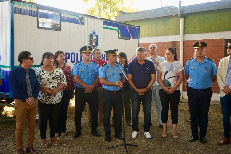 SEGURIDAD: EL GOBIERNO PROVINCIAL INSTALÓ UNA CASILLA POLICIAL Y ENTREGÓ MÓVILES EN BARRANQUERAS