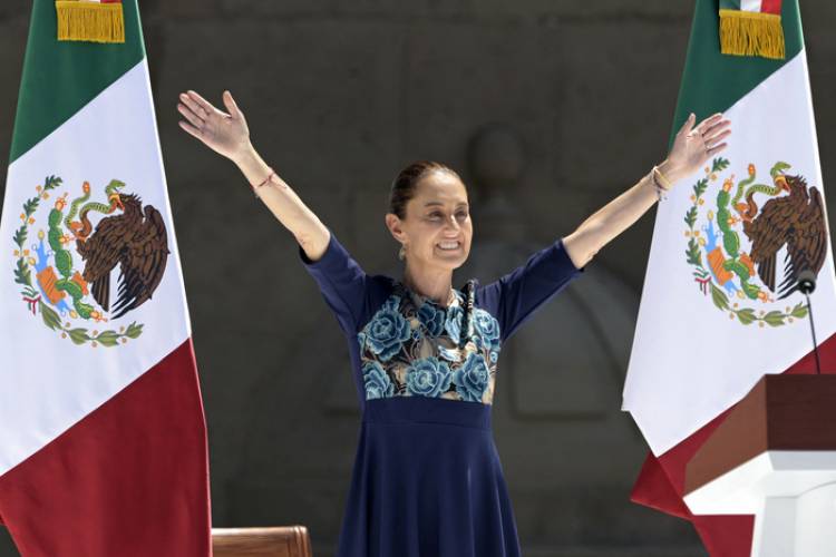 SHEINBAUM SE DIO UN BAÑO DE MASAS EN EL ZÓCALO