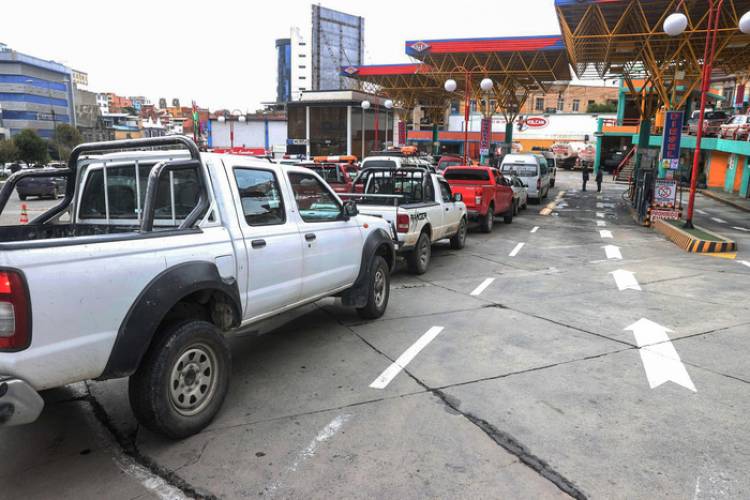 BOLIVIA: TRANSPORTISTAS AMENAZAN CON UNA HUELGA CONTRA ARCE