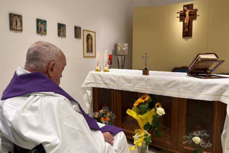 EL VATICANO DIFUNDIÓ LA PRIMERA FOTO DE FRANCISCO DESDE SU INTERNACIÓN