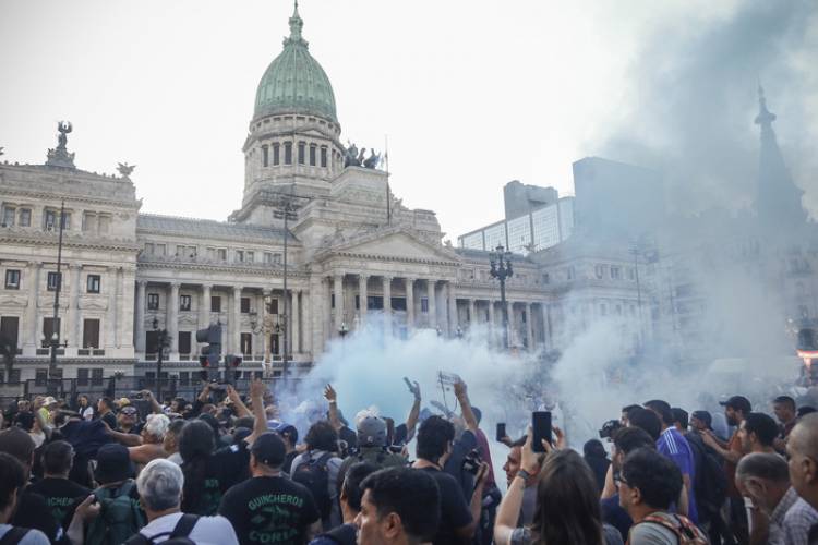 EL GOBIERNO NO PUDO IMPONER EL MIEDO Y LOS JUBILADOS LLENARON LA PLAZA