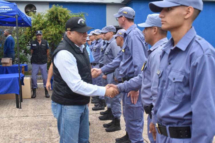 EL GOBIERNO PROVINCIAL ENTREGÓ LAS ARMAS REGLAMENTARIAS A LOS NUEVOS AGENTES POLICIALES