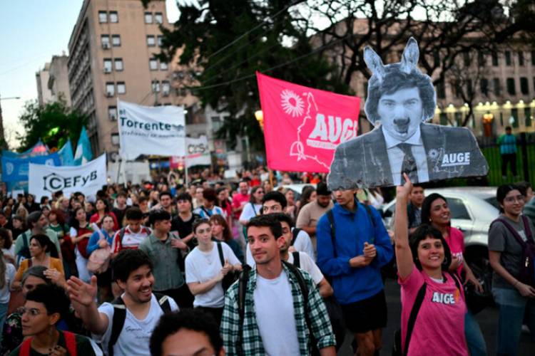 LOS GREMIOS UNIVERSITARIOS SE SUMAN AL PARO GENERAL